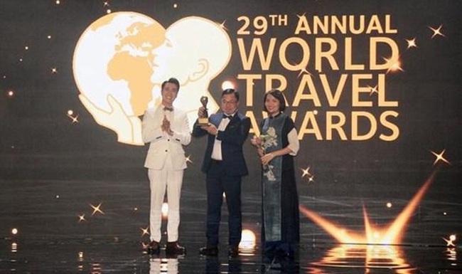 Representatives of Vietnam Airlines receive an award at the ceremony (Photo: VNA)