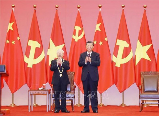 General Secretary of the CPV Central Committee Nguyen Phu Trong (L) and General Secretary of the CPC Central Committee and President of China Xi Jinping . (Photo: VNA)