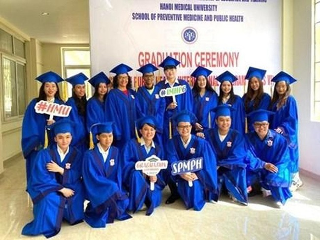 Twenty-one students, including three foreigners, graduate from the International Master of Public Health Programme at the Institute of Preventive Medicine and Public Health under the Hanoi Medical University (HMU). (Photo: VNA)