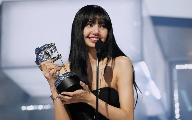 Hãy cùng chúc mừng Lisa và các thành viên BLACKPINK khi đồng thắng giải thưởng âm nhạc quan trọng nhất. Lisa đã chứng minh rằng cô không chỉ là mỹ nhân mà còn là một nghệ sĩ solo tài năng.