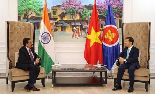 Vietnamese Ambassador to India Nguyen Thanh Hai (R) and Saurin Dilipbhai Shah, Chairman of Adani Group (Photo: VNA)