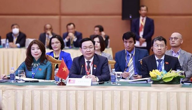 National Assembly Chairman Vuong Dinh Hue (C) attends the meeting of the ASEAN Inter-Parliamentary Assembly 's Executive Committee within the AIPA-43 framework. (Photo: VNA)