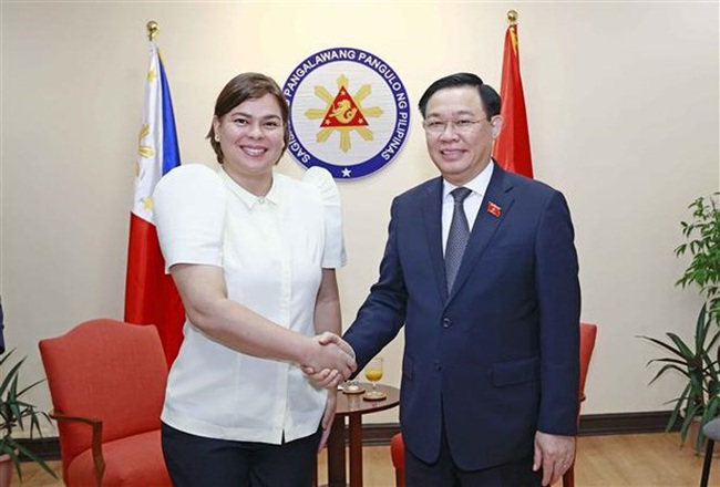 Chairman of the Vietnamese National Assembly Vuong Dinh Hue (right) met with Vice President of the Philippines Sara Duterte on November 24. (Photo: VNA)