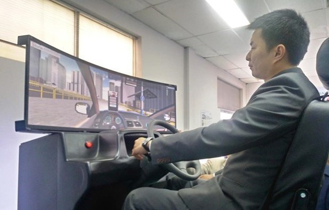 A learner practises driving skills with a virtual driving cabin. (Photo: VNA)