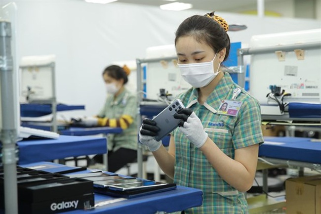 Workers assemble smart phones at Samsung Electronics Vietnam in Thai Nguyen province. (Photo: VNA)