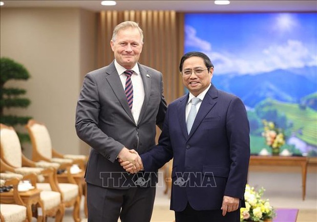 Prime Minister Pham Minh Chinh (R) and new-appointed Danish Ambassador to Vietnam Nicolai Prytz. (Photo: VNA)