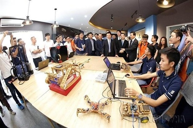 Officials visit the IoT (Internet of Things) Innovation Hub at Hoa Lạc Hi-tech Park in Hanoi. (Photo: VNA)