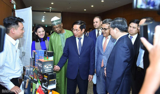 Minister of Foreign Affairs Bui Thanh Son and delegates at the event (Photo: baoquocte.vn)