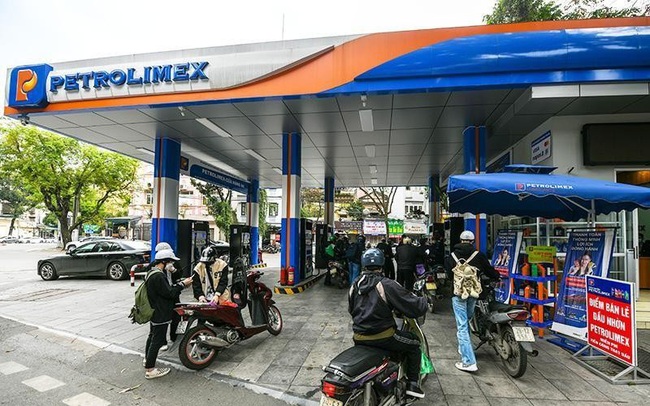 Retail prices of oil and petrol dropped from 3pm on October 3. (Photo: NDO)