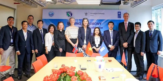 Delegates at the signing ceremony (Photo: UNDP in Vietnam)