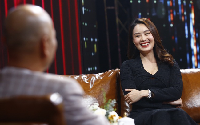 Hồng Diễm là một nữ diễn viên nổi tiếng của Việt Nam với hàng loạt các vai diễn thành công. Bức ảnh này cho thấy cô cười rạng rỡ và rất thu hút. Nếu bạn là một fan của Hồng Diễm, chắc chắn bạn sẽ thích bức ảnh này.