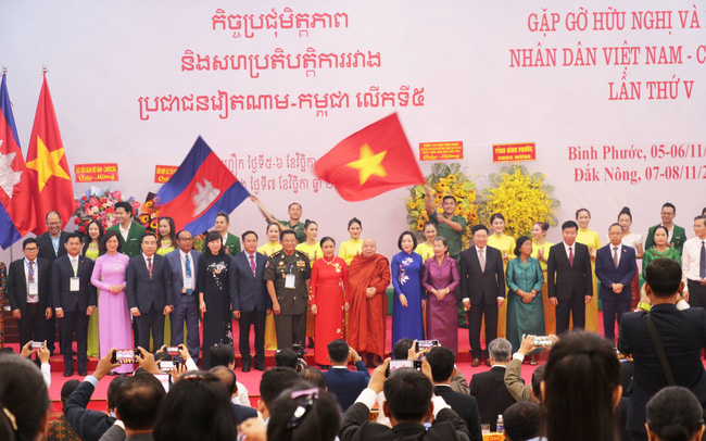 Mối quan hệ Việt Nam - Campuchia: Đầu năm 2024, mối quan hệ giữa Việt Nam và Campuchia đang trong giai đoạn tăng cường hợp tác kinh tế, văn hóa và du lịch. Không chỉ những lợi ích ngắn hạn mà cả hai nước đều đặt mục tiêu tăng cường quan hệ đối tác lâu dài. Những nổ lực này được thể hiện qua hình ảnh đẹp của những tang lễ và hoạt động đoàn thể của cả hai nước trong thời gian qua.