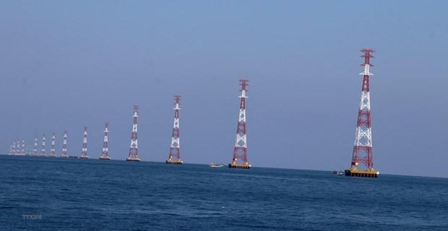The Kien Binh-Phu Quoc 220kV offshore overhead power transmission line, the longest in Southeast Asia, was put into operation on October 14. (Photo: VNA)
