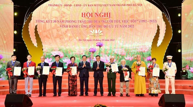 Ten outstanding citizens of Hanoi are honoured for their extraordinary contributions to the capital city's development at event held on October 10. (Photo: dangcongsan.vn)
