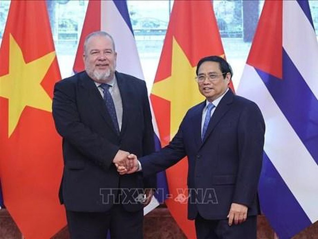 Cuban Prime Minister Manuel Marrero Cruz poses for a photo with his Vietnamese counterpart Pham Minh Chinh (right) during their meeting on September 29. (Photo: VNA)