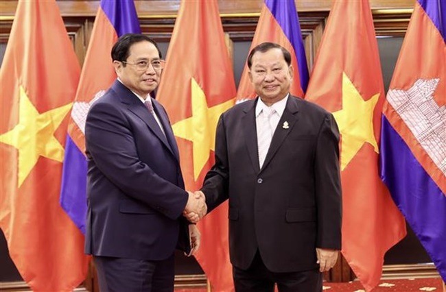 Prime Minister Pham Minh Chinh (left) meets with Cambodian Senate President Samdech Say Chhum . (Photo: VNA)