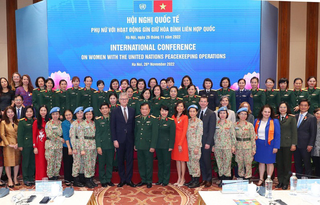 UN Under-Secretary-General for Peace Operations Jean-Pierre Lacroix (front, ninth from left), Deputy Defence Minister Hoang Xuan Chien (front, 10th from left), and other participants in the conference in Hanoi on November 26 (Photo: VNA)