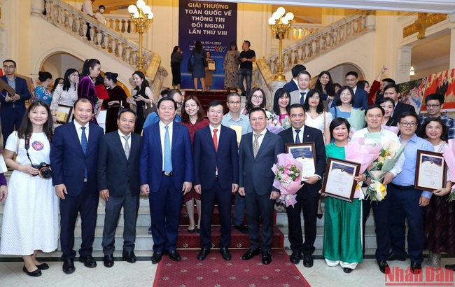 Party and State leaders join a group photo with winners who are journalists of Nhan Dan (People) Newspaper. (Photo: NDO)
