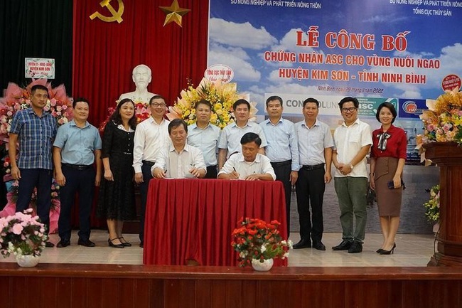 At the ceremony to handover the ASC certificate to clam farms in Kim Son district, Ninh Binh province (Photo: NDO)