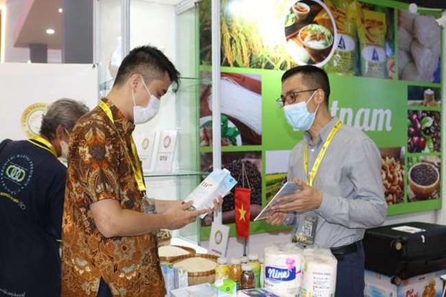 A visitor to the Vietnamese pavilion at SIAL Interfood 2022 (Photo: VNA)