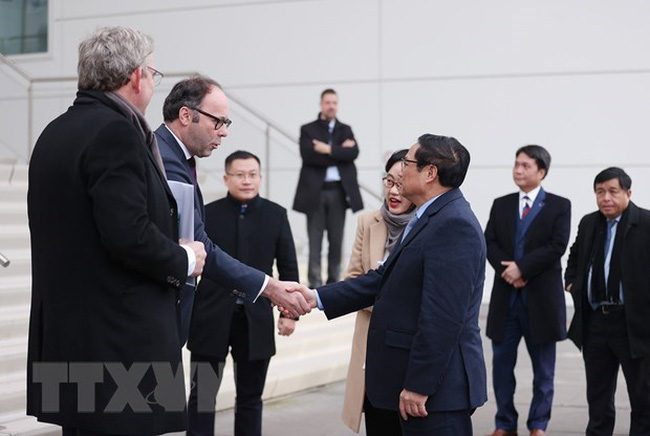 PM Pham Minh Chinh (R) meets Vice Governor of North Brabant province Martijn van Gruijthuisen on December 11. (Photo: VNA)