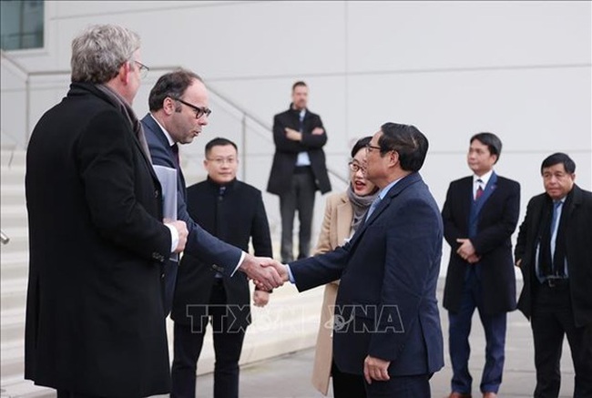 PM Pham Minh Chinh (first, right) listens to an introduction of Brainport Eindhoven on December 11. (Photo: VNA)