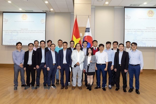 Vietnamese scientists pose for a group photo at the event. (Photo: VNA)
