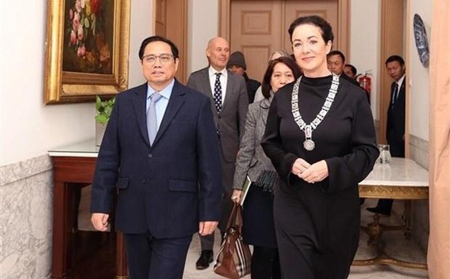 Prime Minister Pham Minh Chinh (L) and Mayor of Amsterdam Femke Halsema (Photo: VNA)