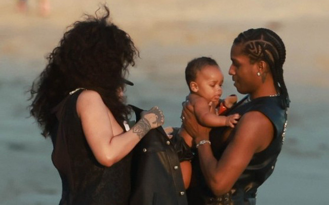 Gia đình nhỏ của Rihanna đi chơi biển - nhỏ của Rihanna Nếu sau một ngày làm việc mệt mỏi, bạn muốn được giải trí cùng gia đình, thì bộ ảnh chụp gia đình nhỏ của Rihanna đi chơi biển chắc chắn sẽ làm bạn thích thú! Những bức ảnh đầy sức sống và cảm xúc sẽ giúp bạn quên đi mọi lo toan trong cuộc sống!