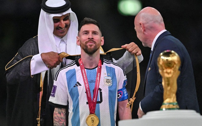 Hình Messi trên tờ tiền Argentina là biểu tượng của sự đam mê, tài năng và danh tiếng. Chính vì thế, xem hình ảnh này là cách tuyệt vời để hiểu thêm về sự tôn trọng của đất nước Argentina đối với ngôi sao bóng đá này.