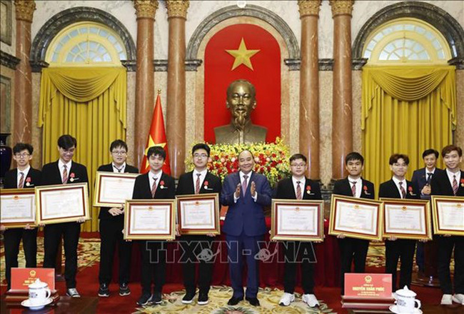 President Nguyen Xuan Phuc presents the Labour Orders to students. (Photo: VNA)