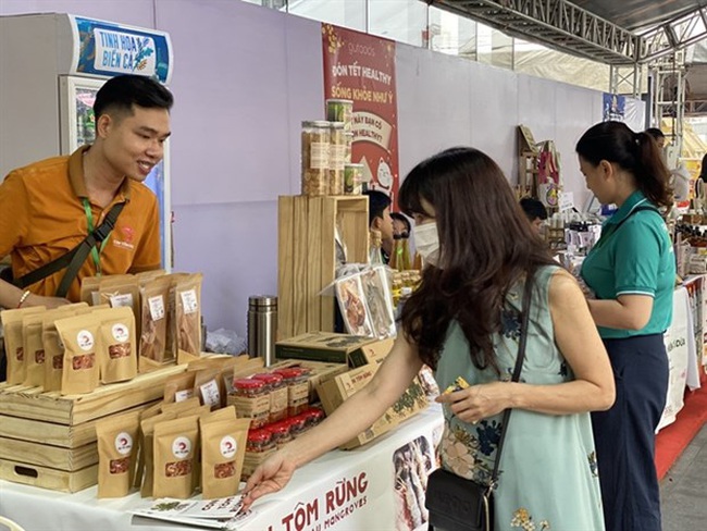 Customers buy specialty products at the “Tet Xanh qua Viet – Xuan Quy Mao 2023” festival being held at Vinhome Central Park in HCM City’s Binh Thạnh district. (Photo: VNA)