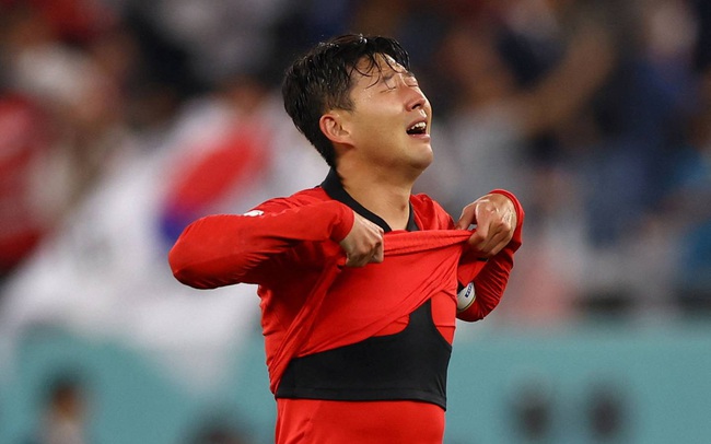 Bạn có muốn xem Son Heung-min bật khóc khi đội tuyển Hàn Quốc đánh bại Bồ Đào Nha? Hãy xem hình ảnh này và cảm nhận được cảm xúc và niềm hạnh phúc của cầu thủ và đội tuyển Hàn Quốc.