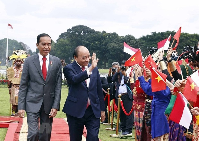 President Nguyen Xuan Phuc welcomed by his counterpart Joko Widodo (Photo: VNA)