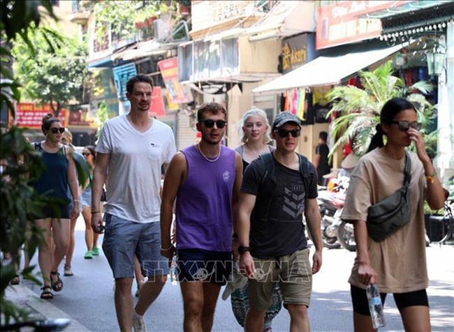 International travellers visit the Old Quarter of Hanoi. (Photo: VNA)