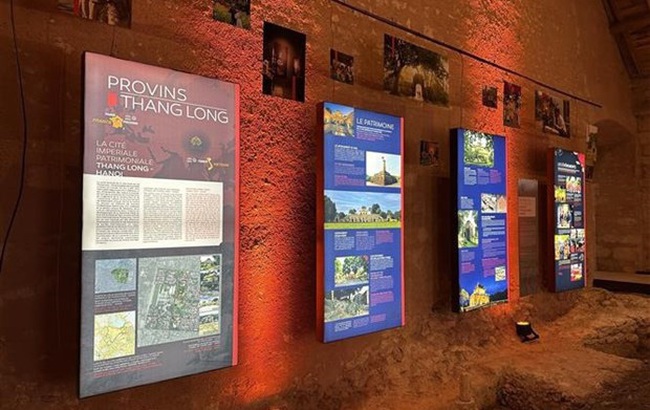 Panels present information about the Thang Long Imperial Citadel in Hanoi. (Photo: VNA)