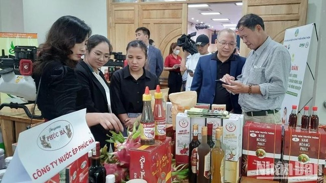 Delegates visit clean agricultural products displayed at the forum.