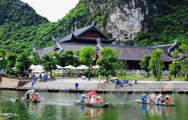Trang An Landscape Complex has long been a popular destination of both Vietnamese and foreign tourists (Photo: VNA)