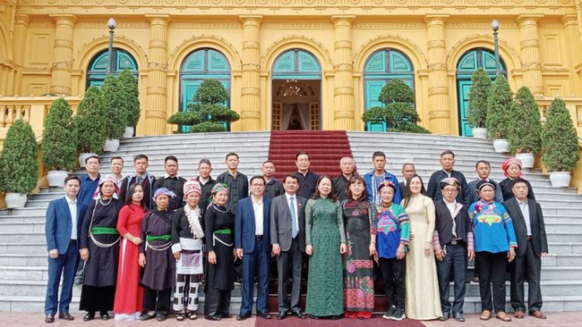 Vice President Vo Thi Anh Xuan (front row, ninth from left) and delegates at the event. (Photo: baolaocai.vn)
