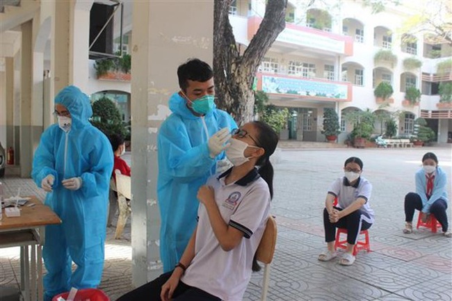 Students in Ba Ria-Vung Tau take rapid COVID-19 testing (Photo: VNA)