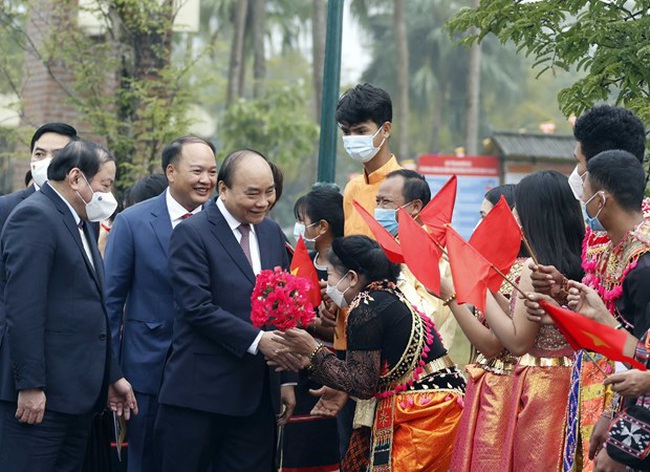 President Nguyen Xuan Phuc is welcomed by ethnic minority people at the festival in Hanoi on February 12 (Photo: VNA)