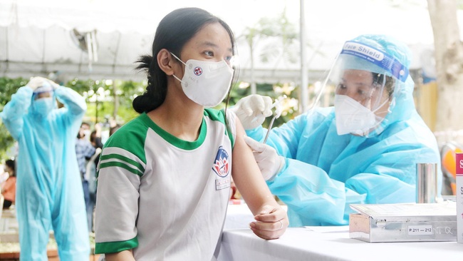 Children in Ho Chi Minh City are vaccinated against COVID-19. (Photo: VNA)