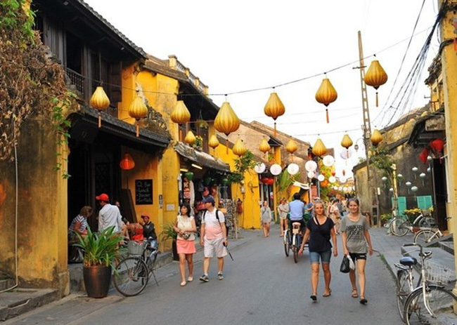 Tourists visiting the ancient town of Hoi An, Quang Nam Province in 2019. (Photo: VNA/VNS)