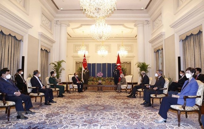 At the meeting between President Nguyen Xuan Phuc and his host Singaporean counterpart Halimah Yacob (Photo: VNA)
