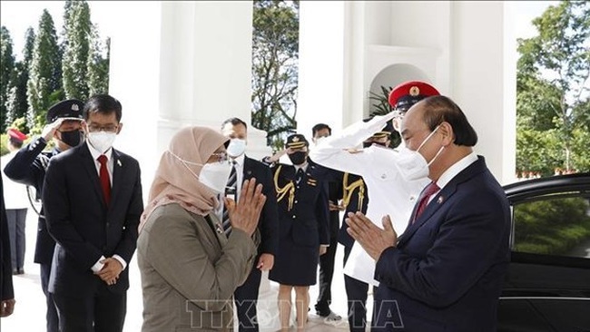President Nguyen Xuan Phuc (R) is welcomed by his Singaporean counterpart Halimah Yacob on February 25 (Photo: VNA)