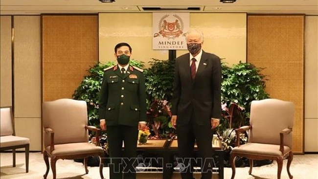 Defence Ministers Phan Van Giang (L) and Ng Eng Hen at their meeting in Singapore on February 25 (Photo: VNA)