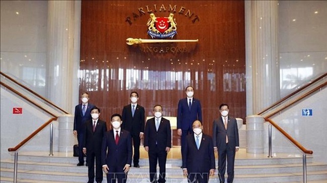 President Nguyen Xuan Phuc, Speaker of the Parliament of Singapore Tan Chuan-Jin and other delegates take a photo at the Parliament Building of Singapore (Photo: VNA)