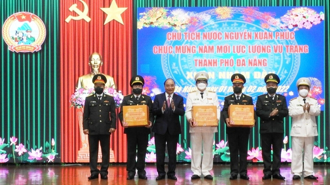 President Nguyen Xuan Phuc presents gifts to the armed forces in Da Nang.