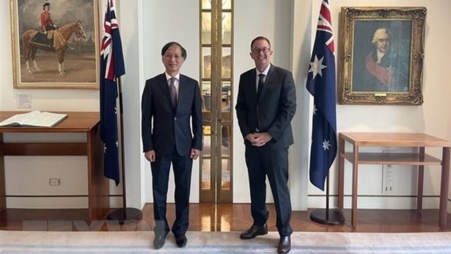 Speaker of the Australian House of Representatives Andrew Wallace (right) and Vietnamese Ambassador Nguyen Tat Thanh. (Photo: VNA)