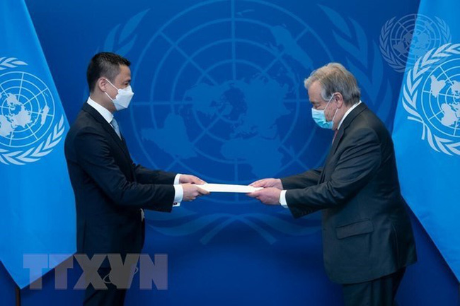 Ambassador Dang Hoang Giang (L) presents his credentials to UN Secretary General Antonio Guterres (Photo: VNA)